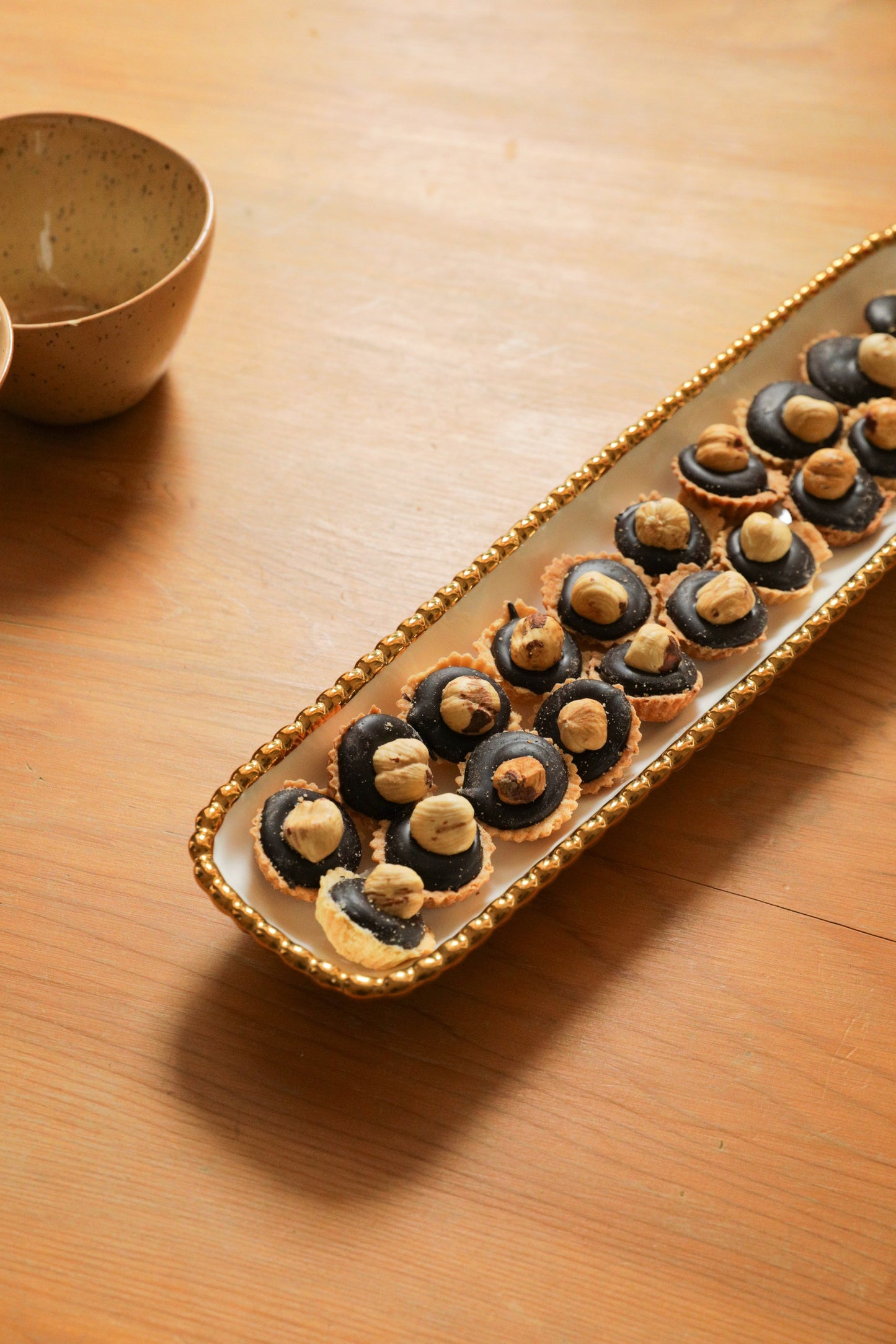 طبق تقديم مزين بالخرز - نحيف